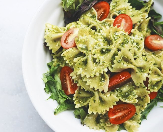 Pasta pesto e pomodorini freschi