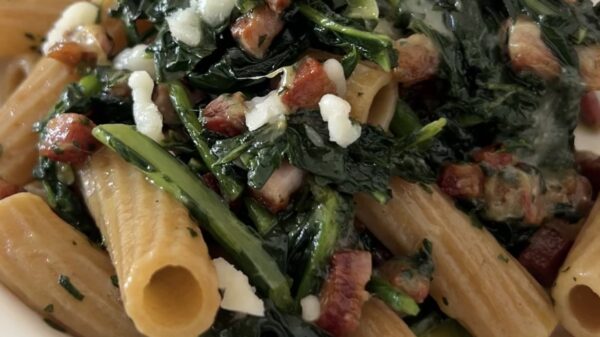 Pasta con cavolo nero, formaggio e pancetta