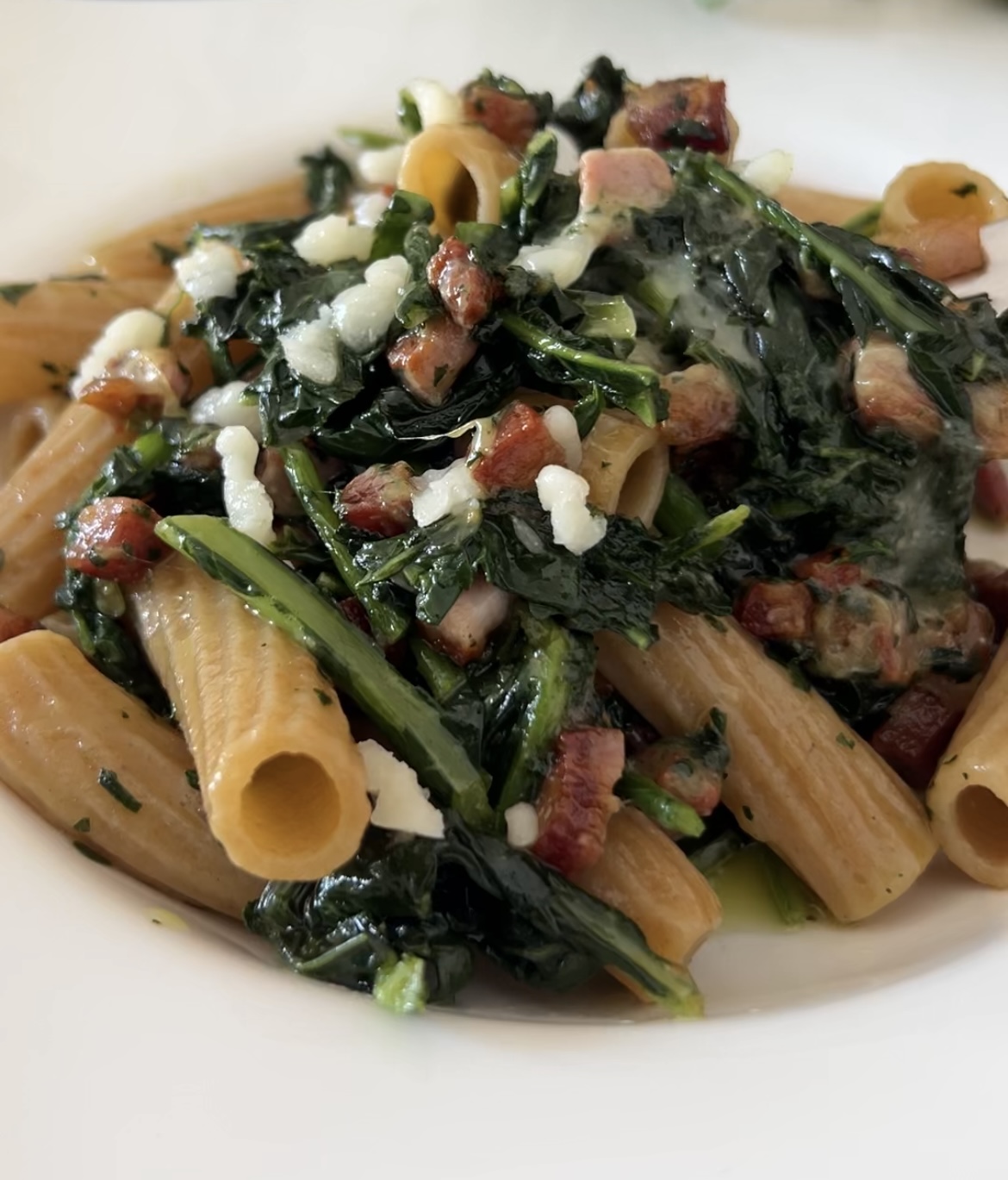 Pasta con cavolo nero, formaggio e pancetta