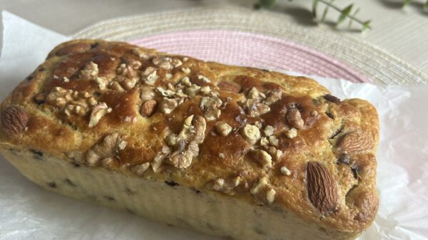 Banana bread con gocce di cioccolato, mandorle e noci