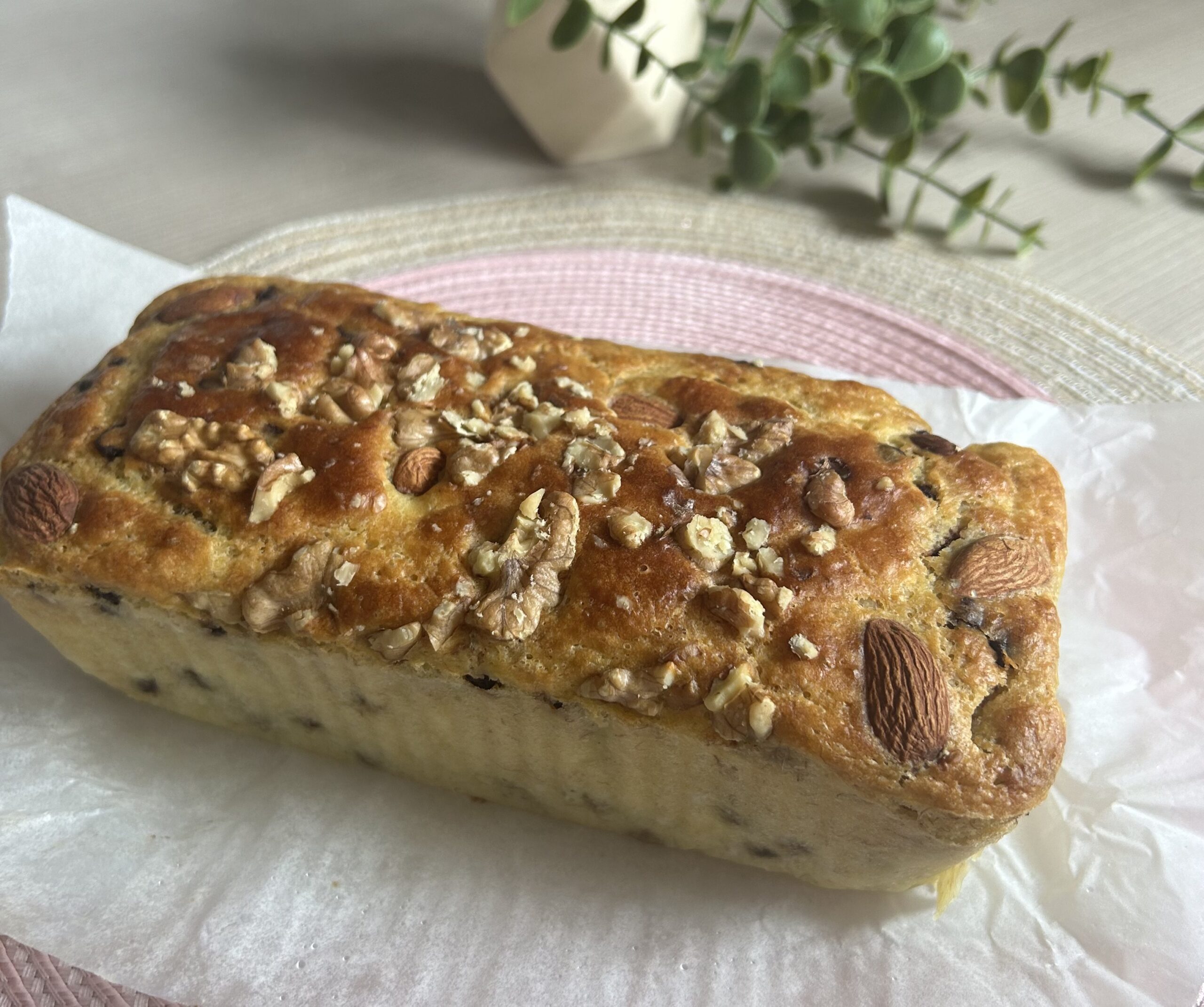 Banana bread con gocce di cioccolato, mandorle e noci