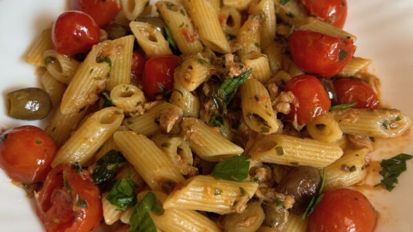 Pasta con tonno, pomodorini e olive taggiasche