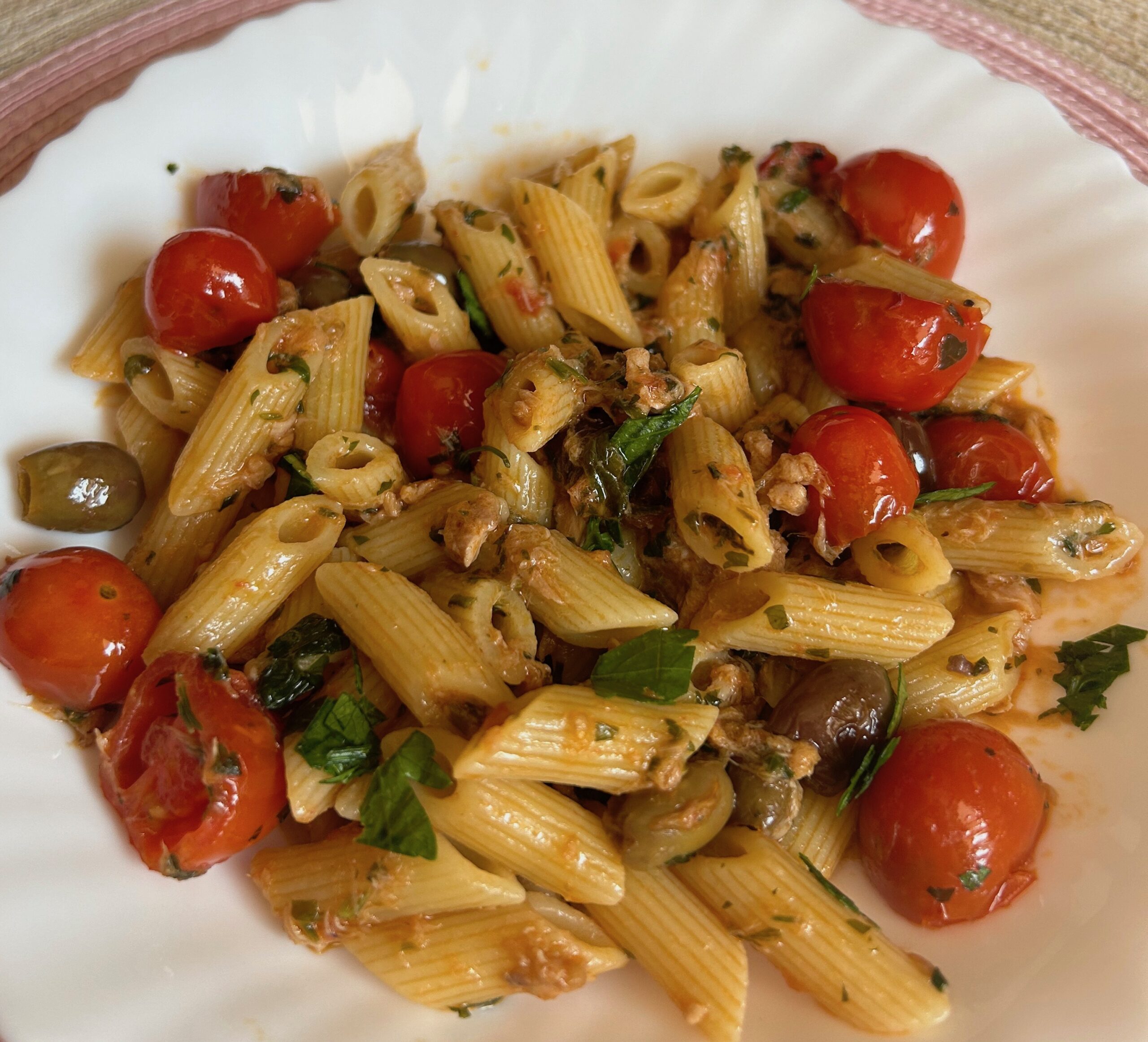 Pasta con tonno, pomodorini e olive taggiasche