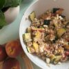 Farro con pesche, zucchine grigliate e feta