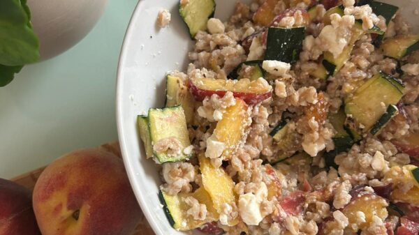 Farro con pesche, zucchine grigliate e feta