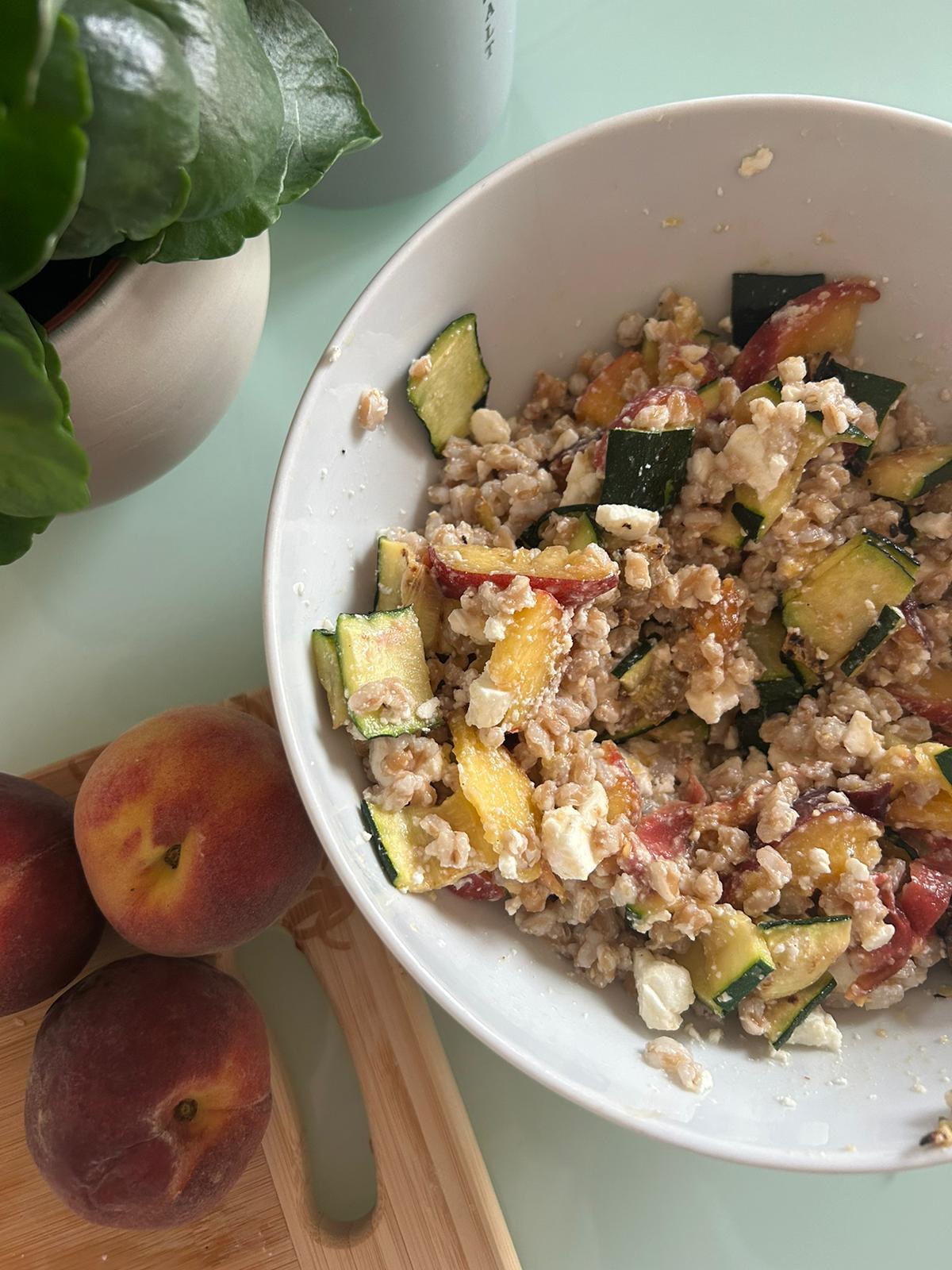 Farro con pesche, zucchine grigliate e feta