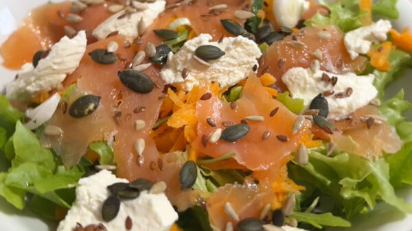 Insalata fresca con salmone