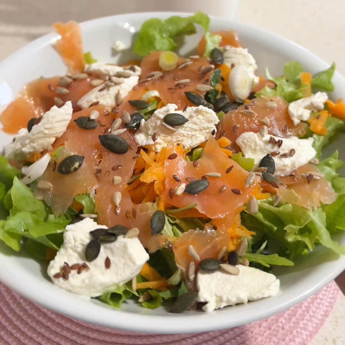 Insalata fresca con salmone