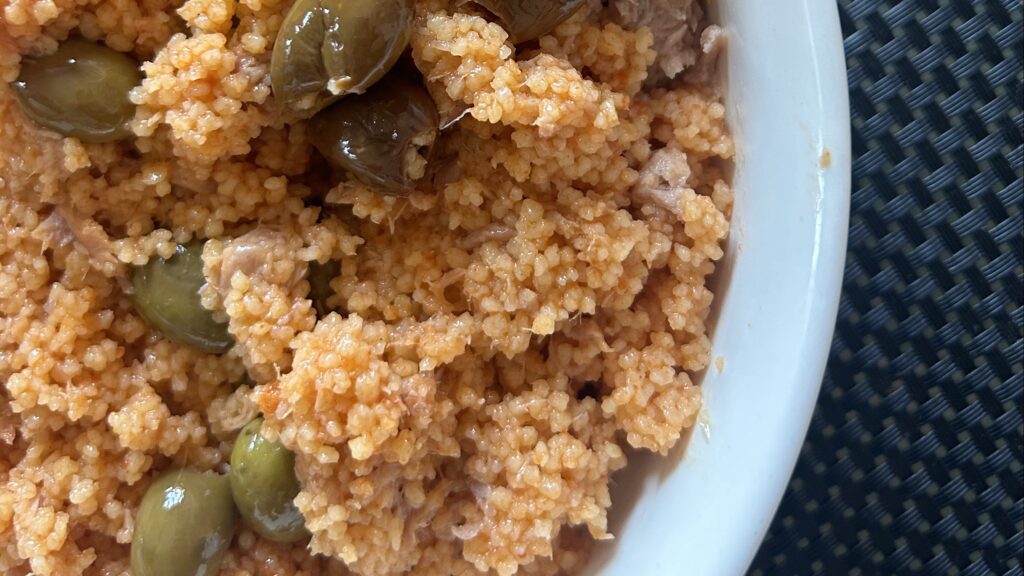 Cous cous rosso con olive taggiasche e tonno