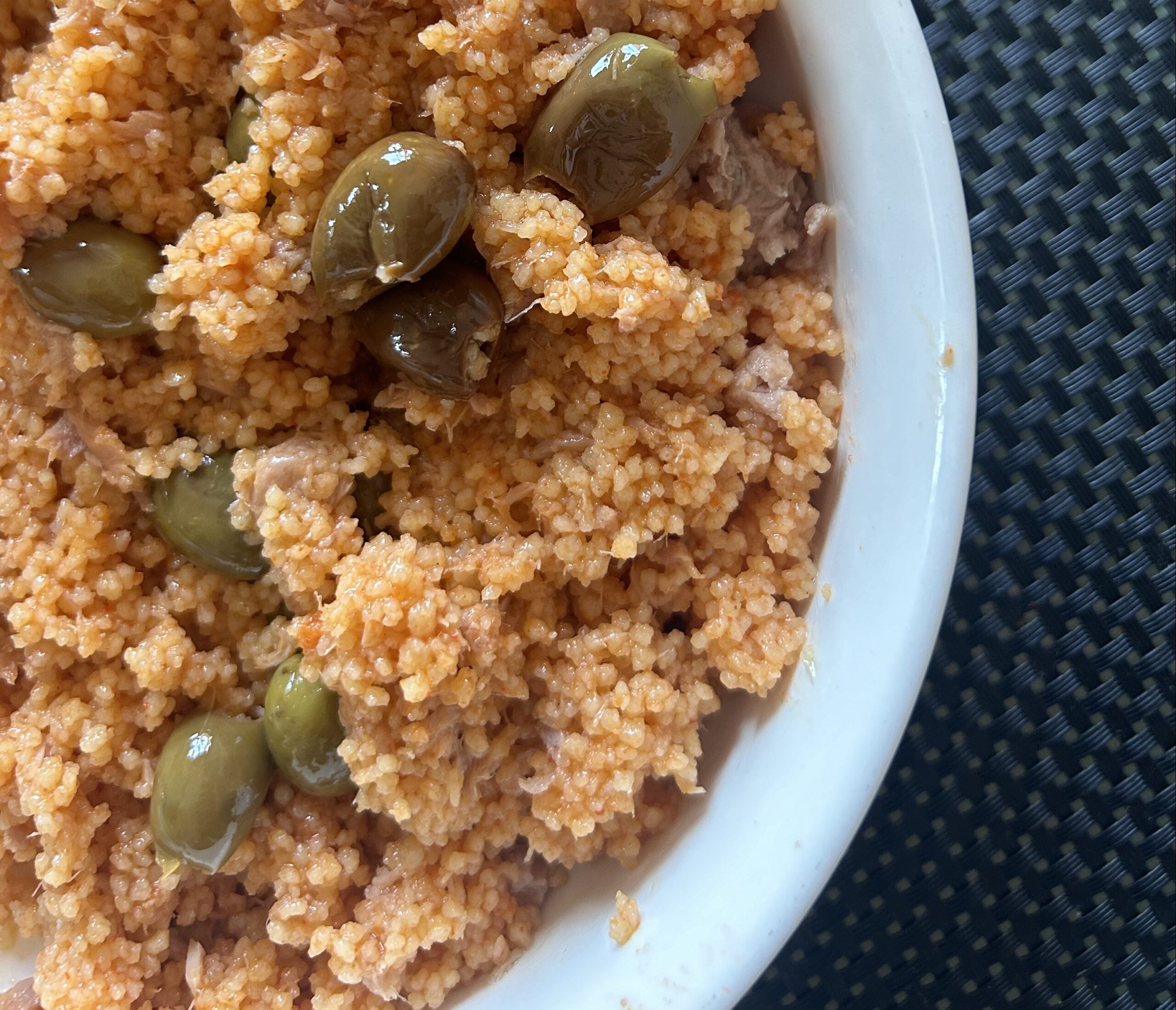 Cous cous rosso con olive taggiasche e tonno