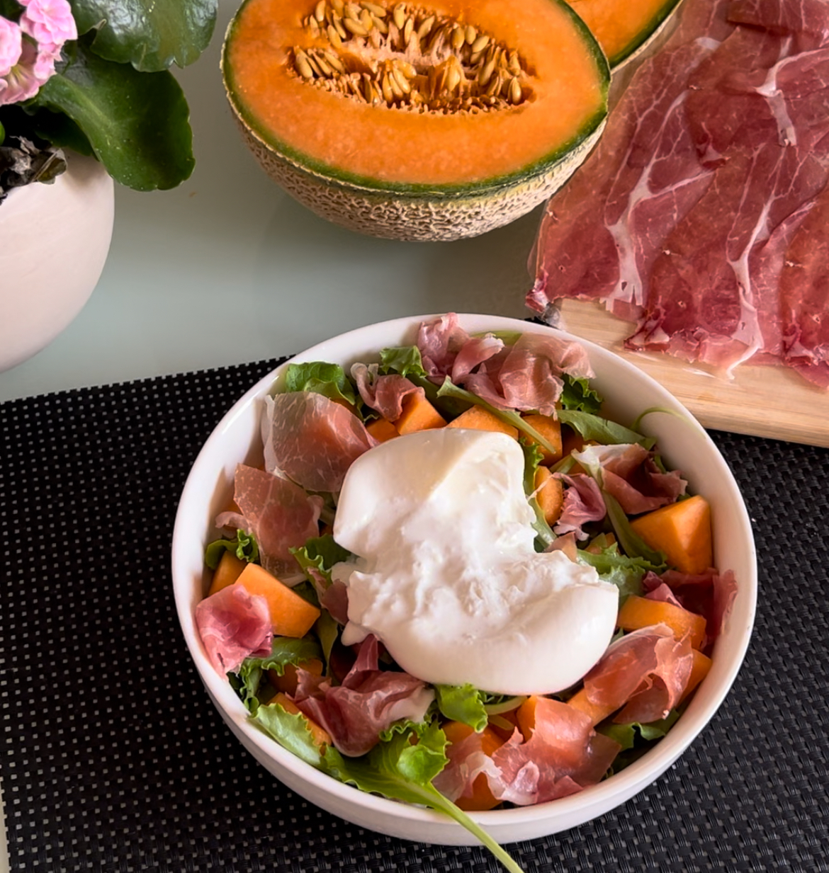 Insalata prosciutto, melone e burrata