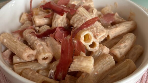 Pasta speck e pomodorini secchi