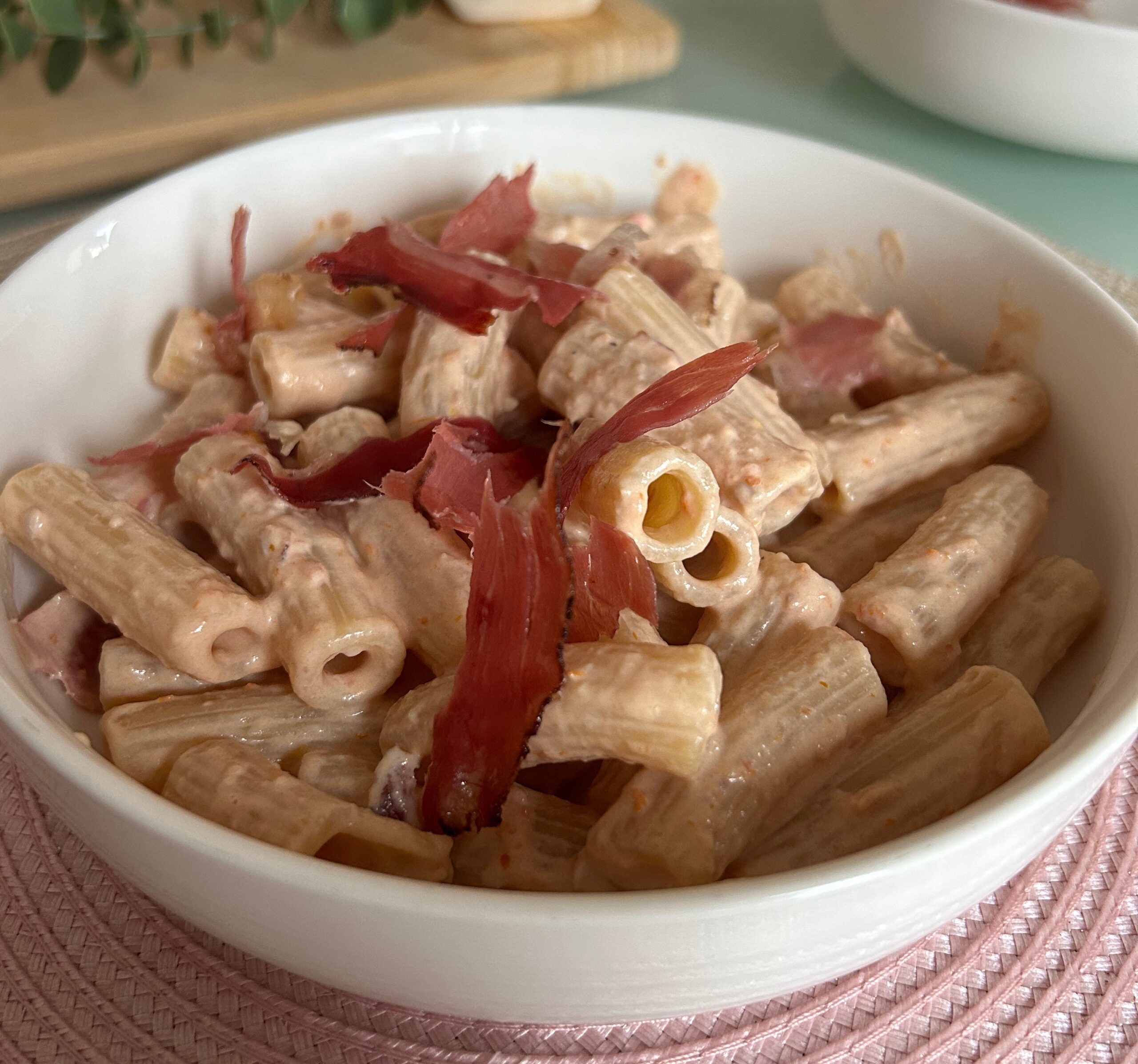 Pasta speck e pomodorini secchi