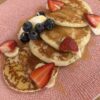 Pancake con frutti rossi e sciroppo d'acero