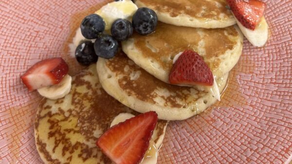 Pancake con frutti rossi e sciroppo d'acero