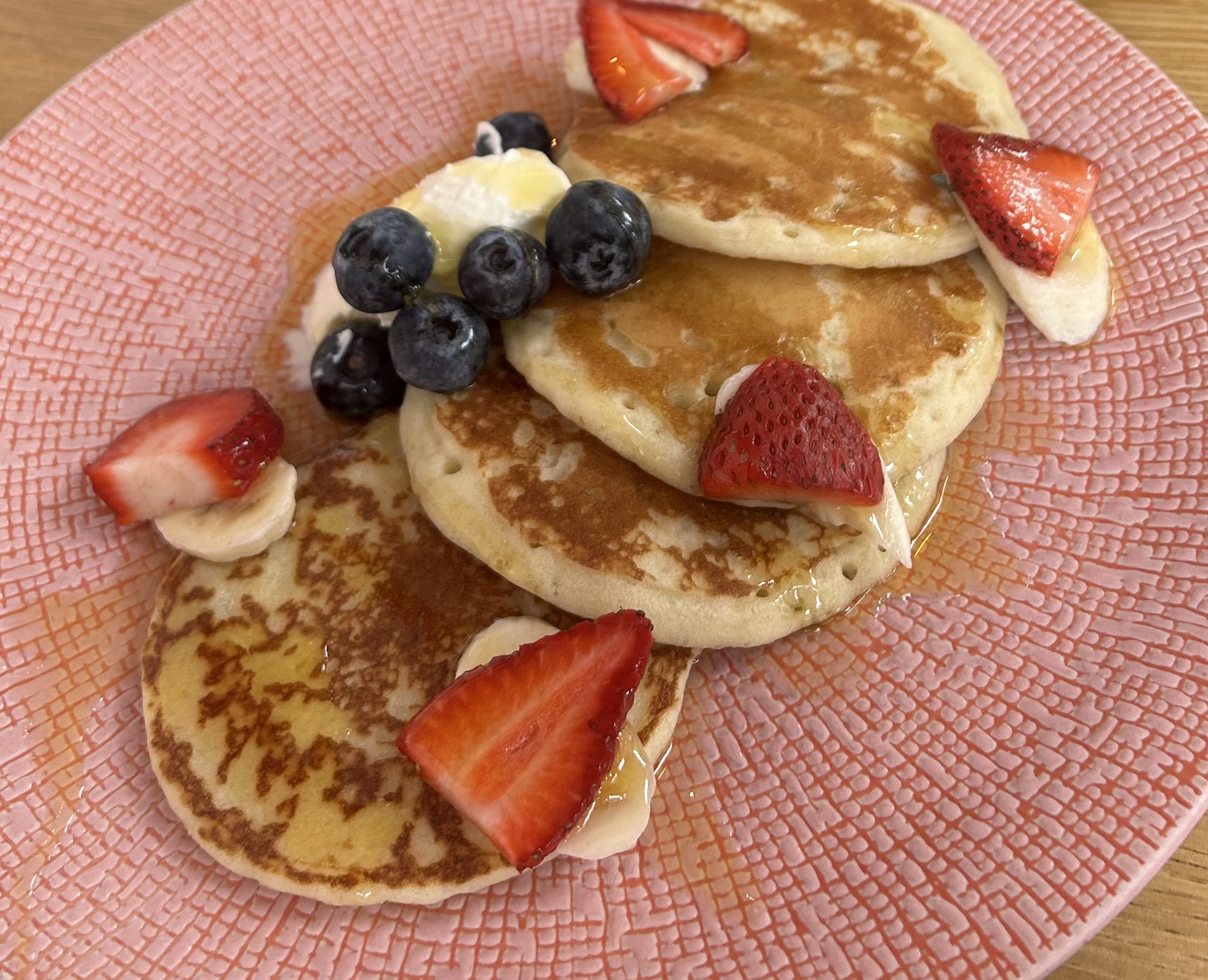 Pancake con frutti rossi e sciroppo d'acero