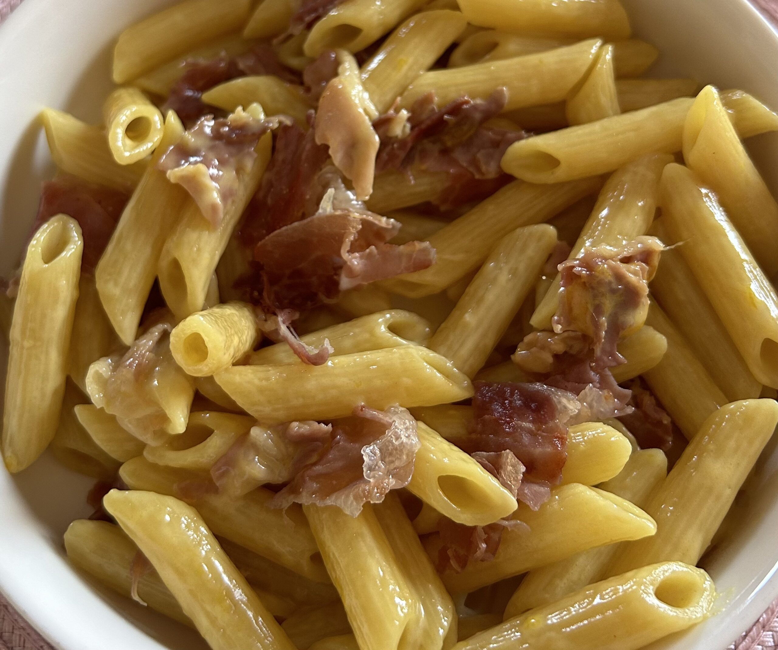 Pasta stracchino, zafferano e prosciutto. Crema di stracchino e zafferano con fiocchi di prosciutto crudo croccante.