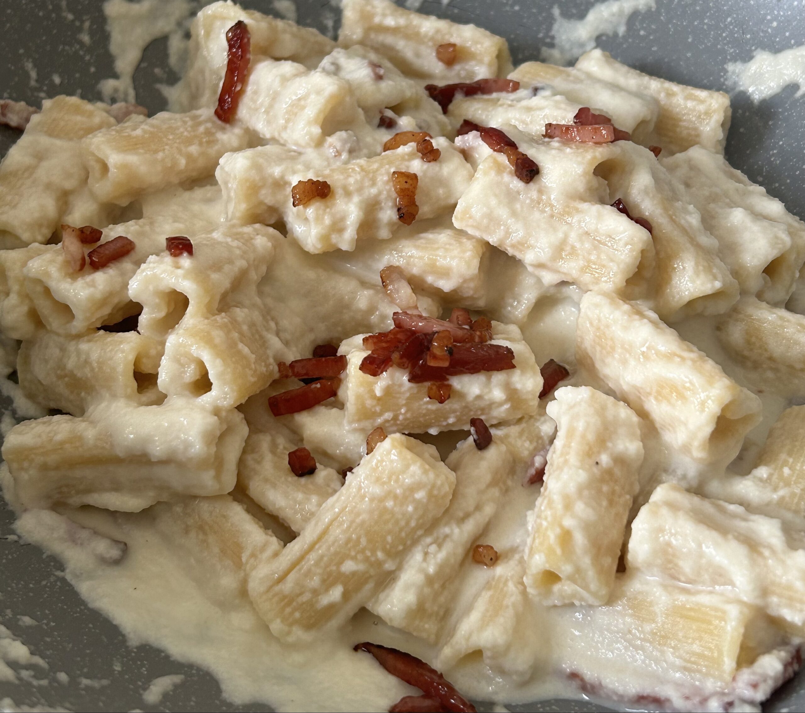 Pasta cremosa cavolfiore speck. Anche se non ami il cavolfiore devi assolutamente provare questa ricetta: veloce, facile, cremosa e dal gusto delicato.