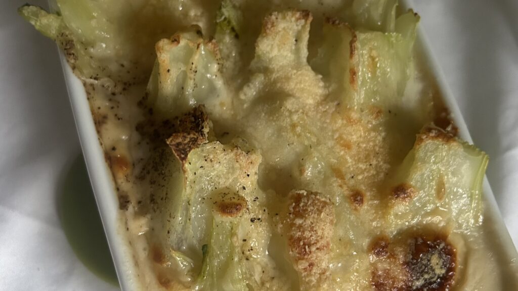 Finocchi gratinati. Finocchi cremosi gratinati al forno in una teglia con crosta dii Parmigiano croccante.