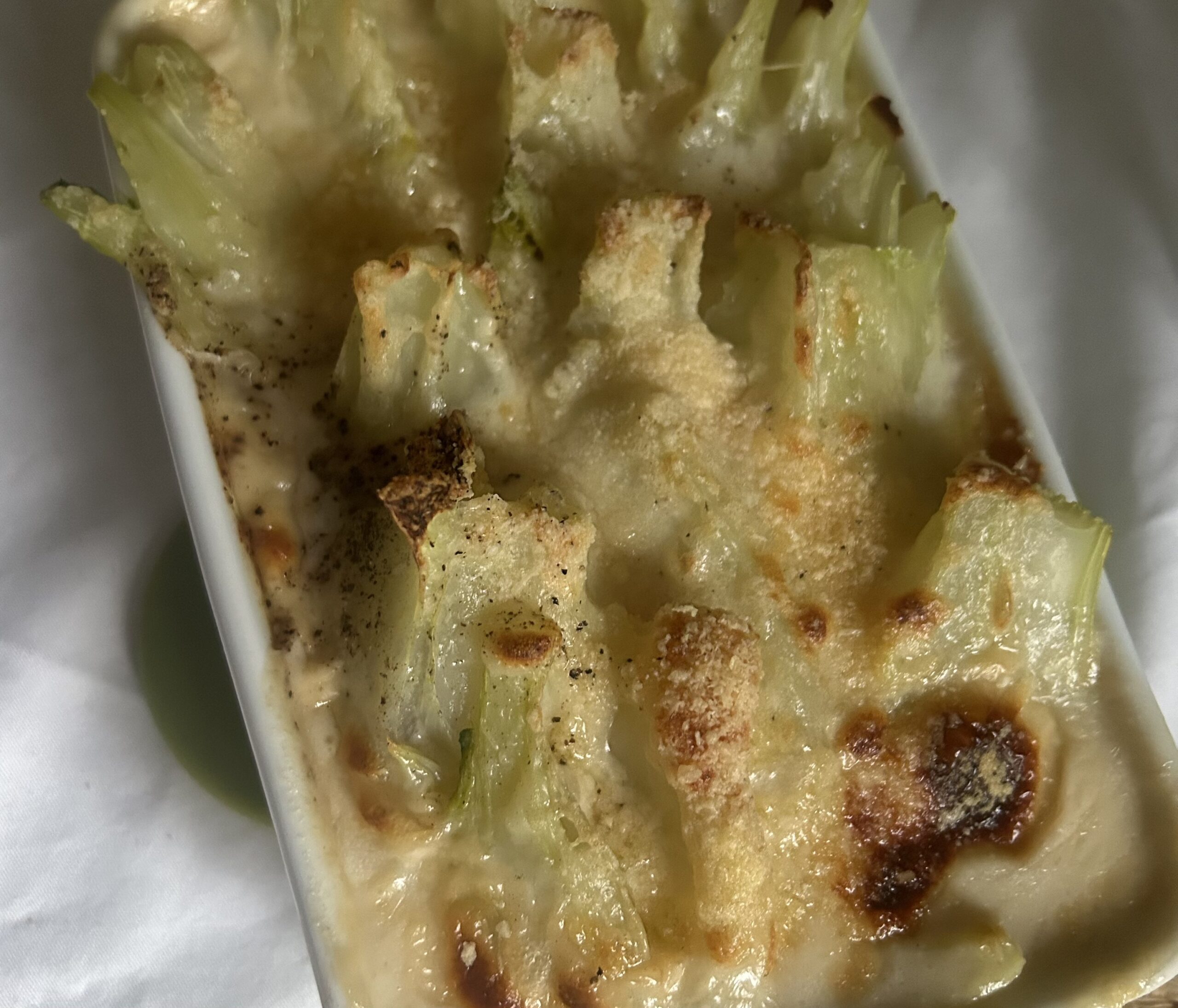 Finocchi gratinati. Finocchi cremosi gratinati al forno in una teglia con crosta dii Parmigiano croccante.