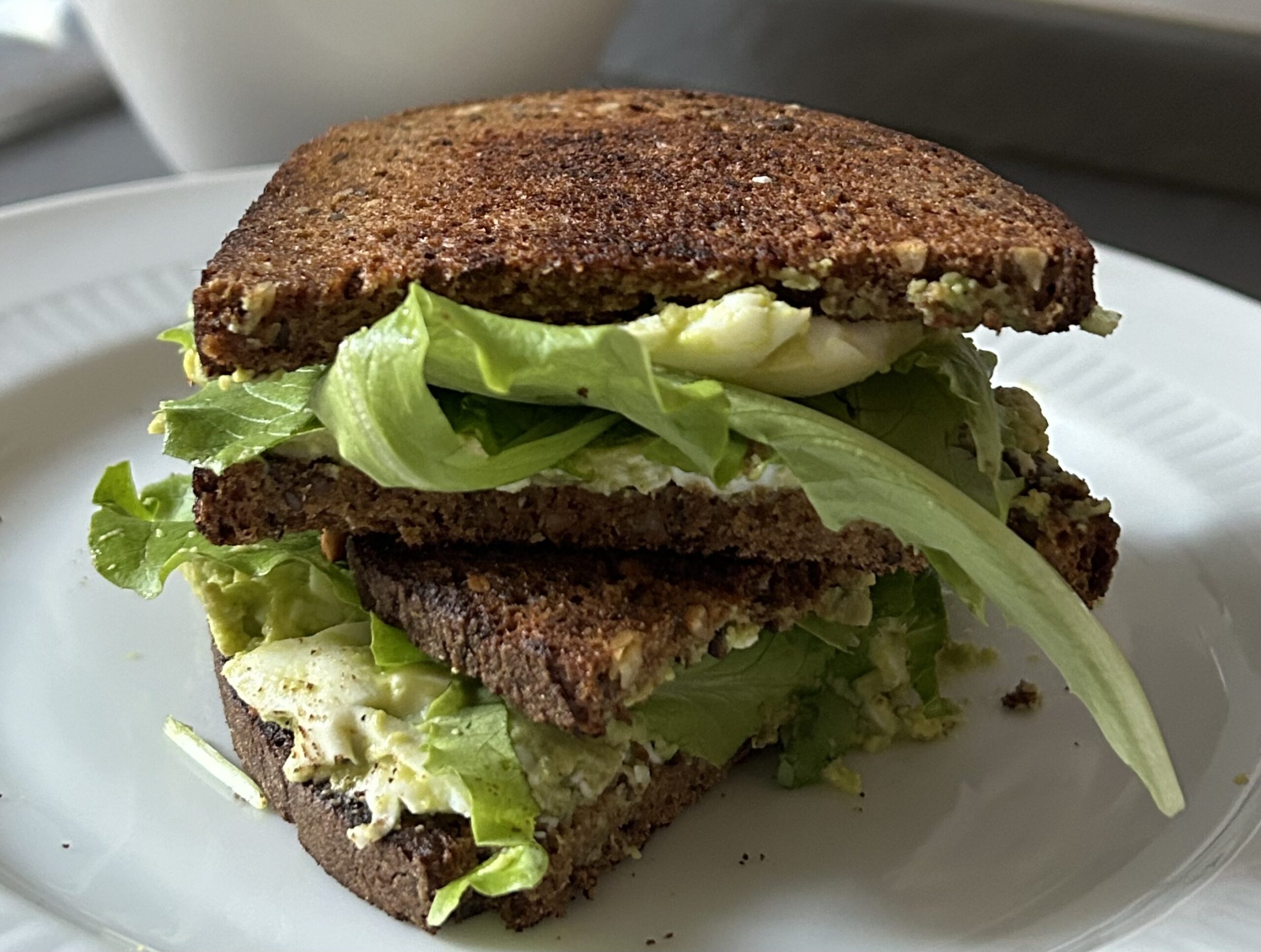 Avocado toast. Panino con crema di avocado e insalata