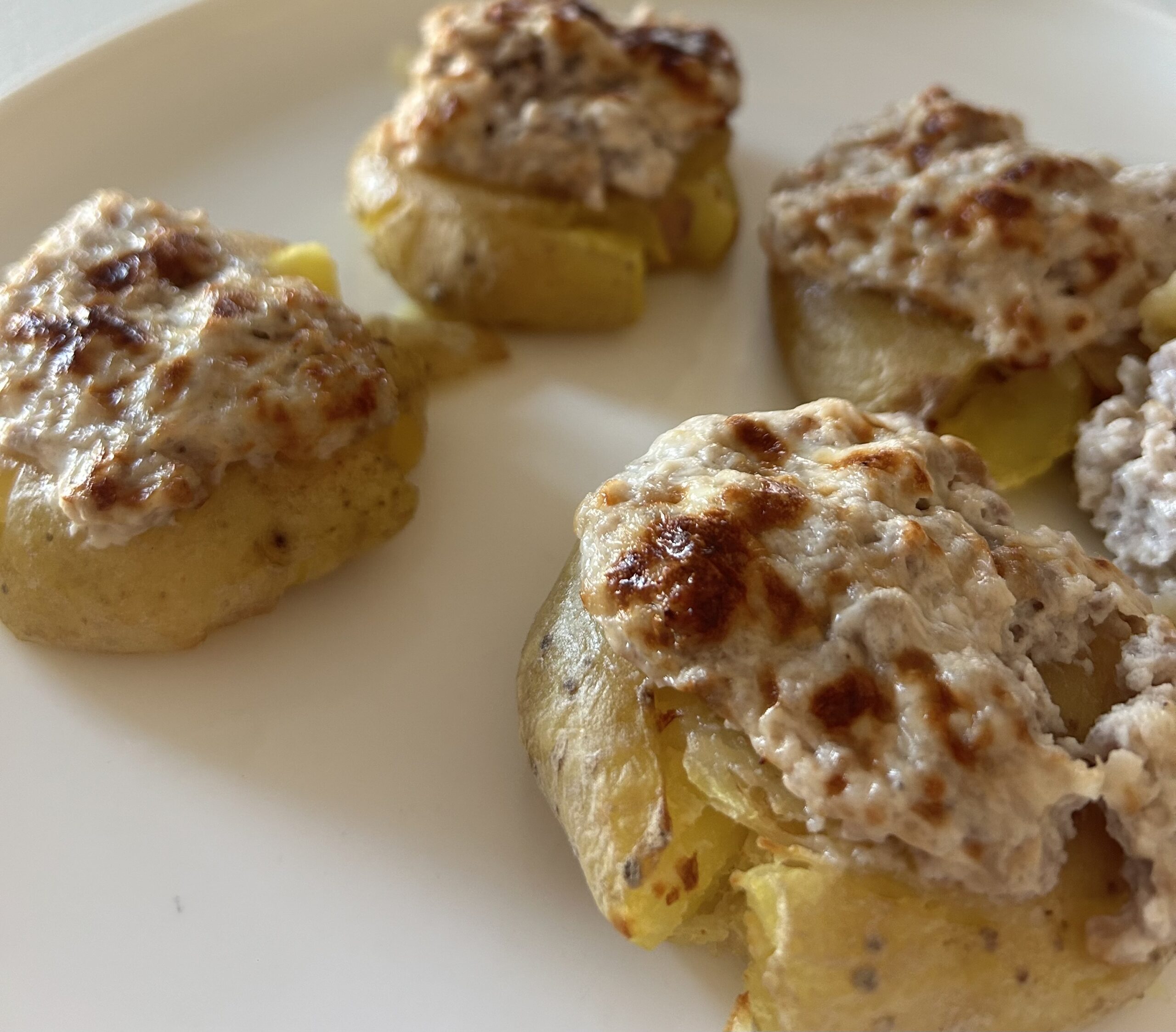 Patate al forno con crema di salsiccia e stracchino